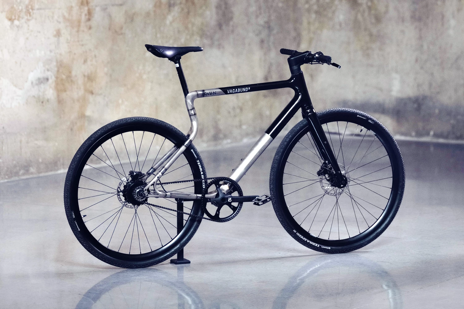 Urban E-Bike Stadtfuchs Vagabund Edition mit zweifarbigen Rahmen in Schwarz-Grau stehend in einer Industriehalle